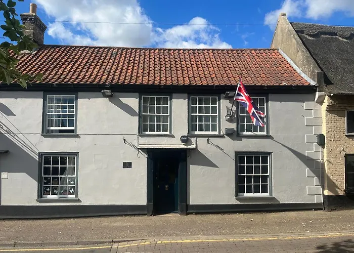 Stylish Historic Apartment - Sleeps 3 & Parking
