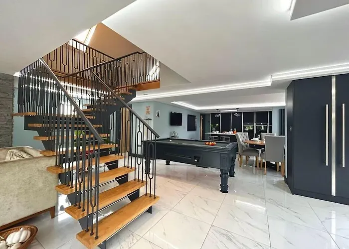 Moonsticks House - Exquisite Property, Sleeps 14