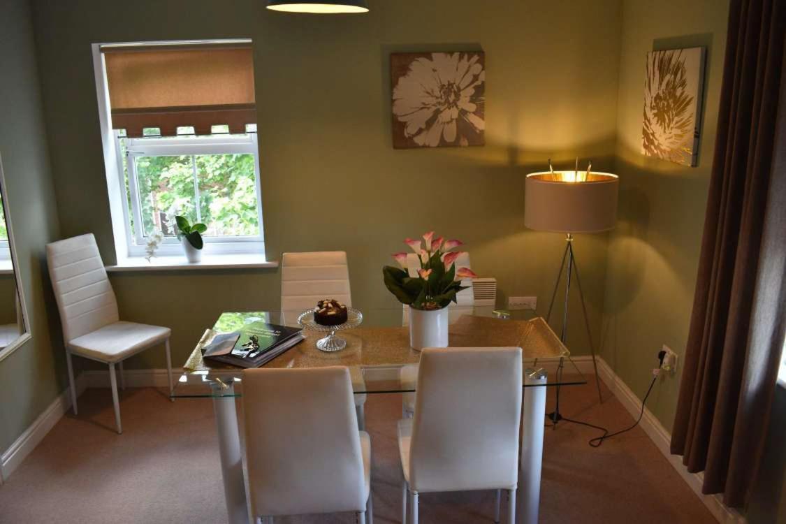 Stylish 2 Bed Apartment, Parking, Great Location Apartment