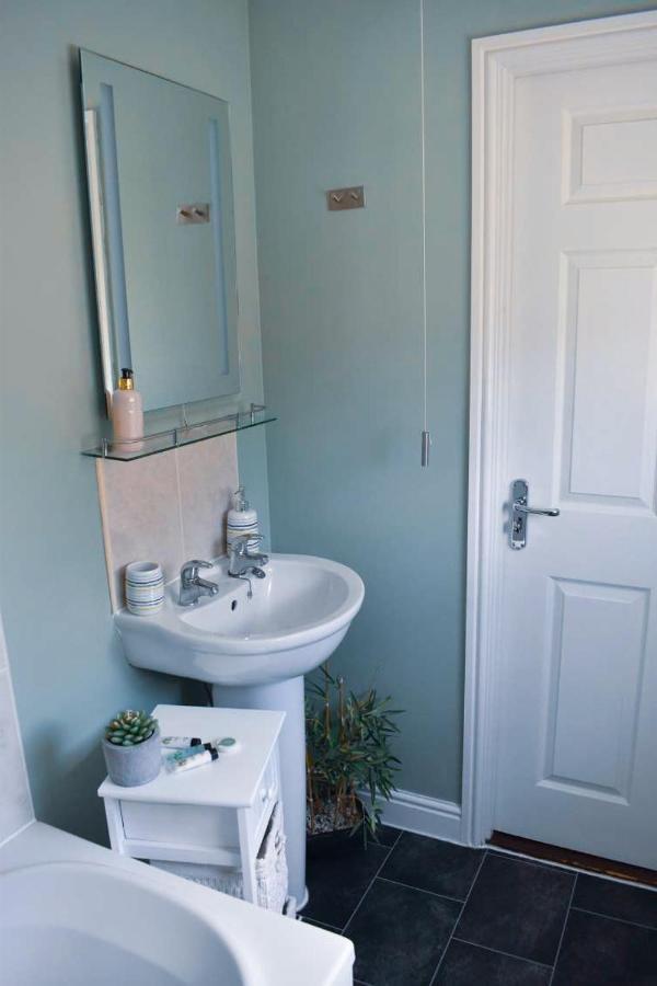 Stylish 2 Bed Apartment, Parking, Great Location