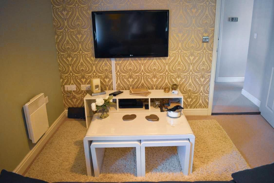 Apartment Stylish 2 Bed Apartment, Parking, Great Location *