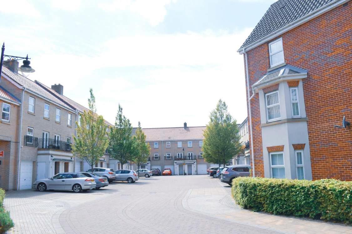 Stylish 2 Bed Apartment, Parking, Great Location *
