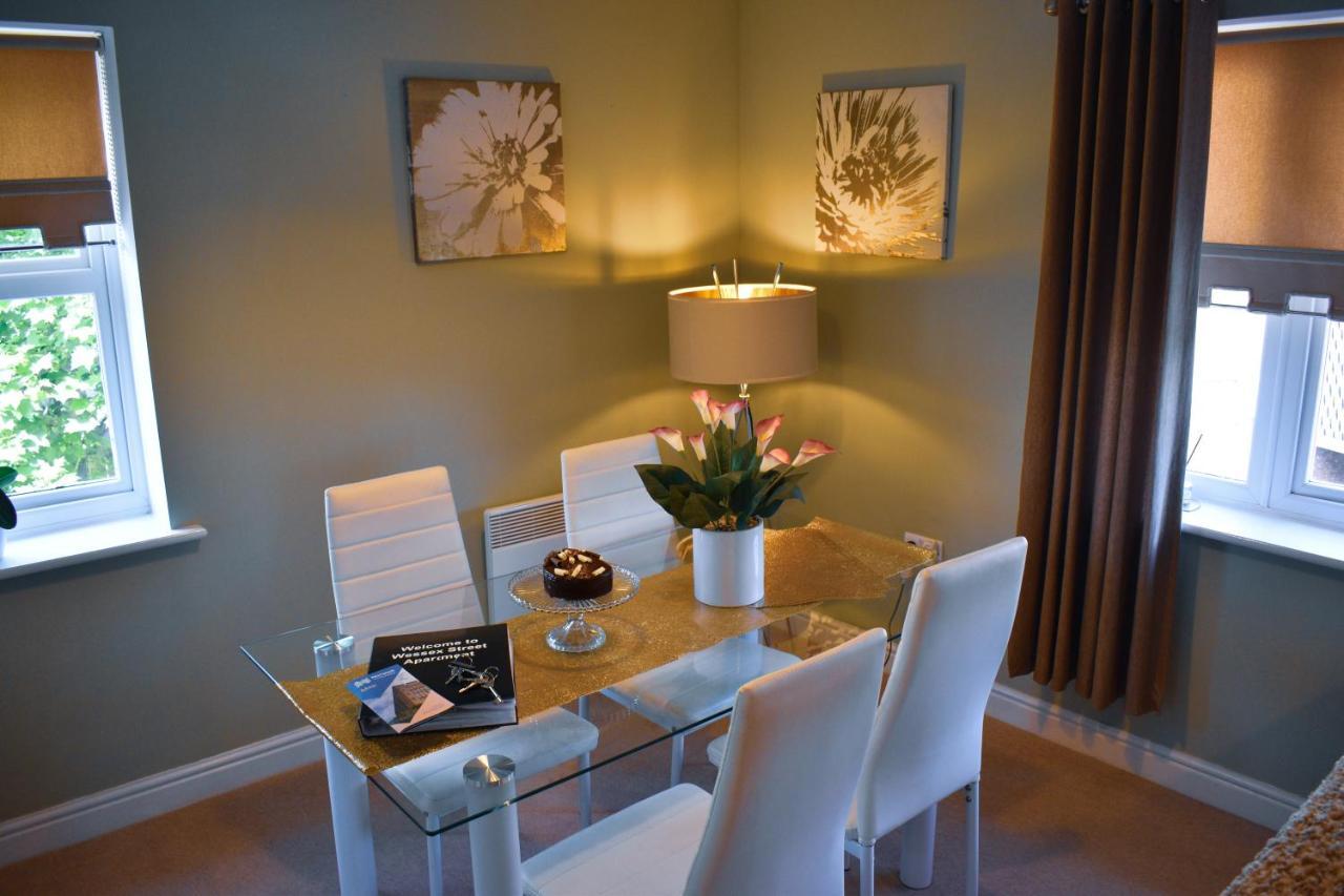 Stylish 2 Bed Apartment, Parking, Great Location *