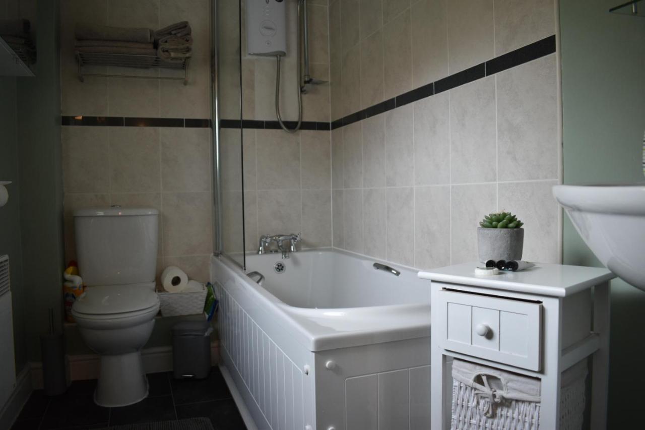Stylish 2 Bed Apartment, Parking, Great Location Apartment *
