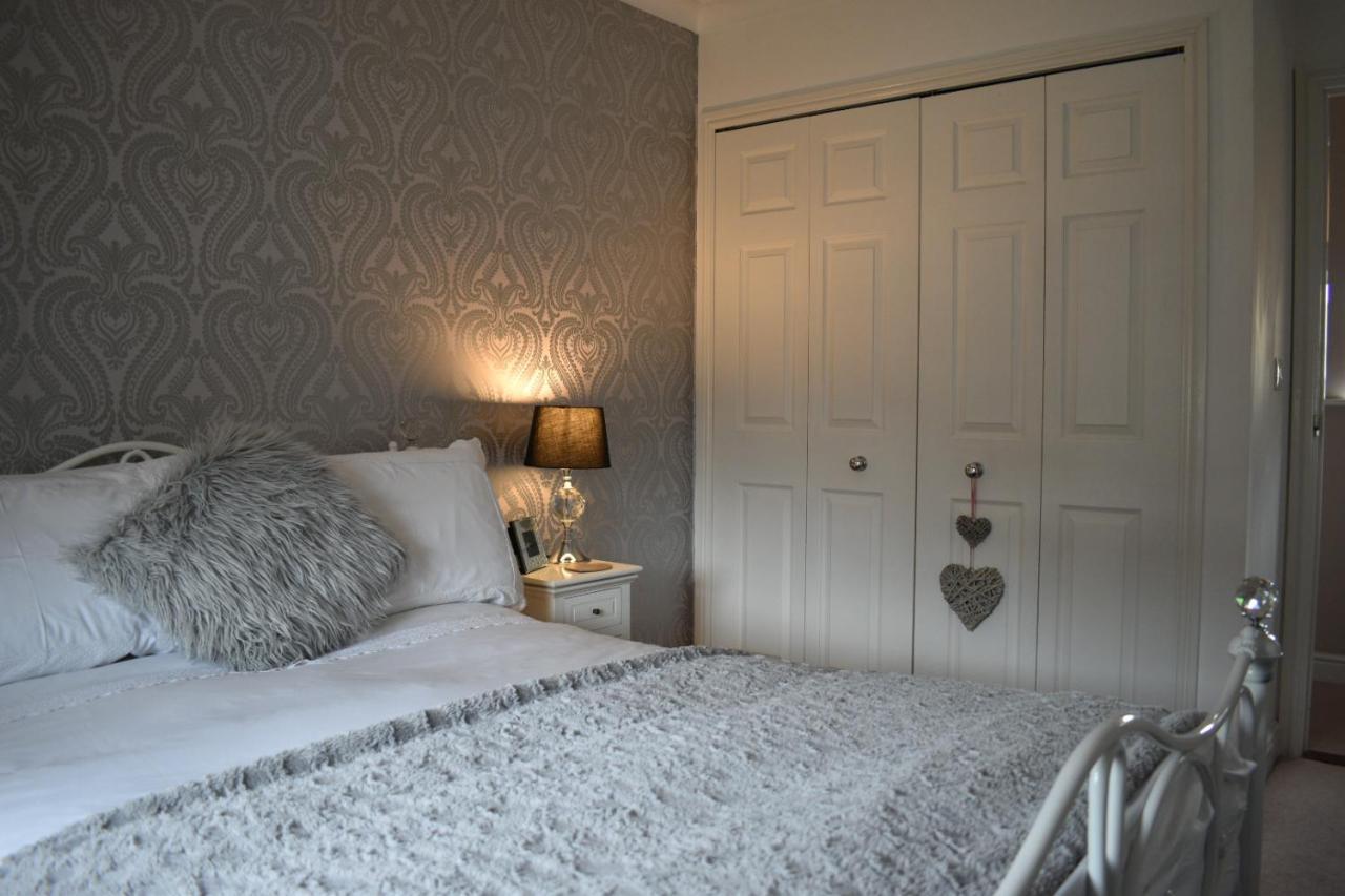Apartment Stylish 2 Bed Apartment, Parking, Great Location *