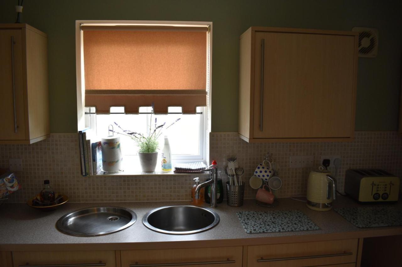 Stylish 2 Bed Apartment, Parking, Great Location *