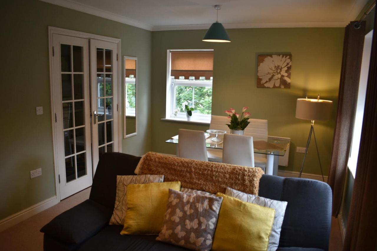 Stylish 2 Bed Apartment, Parking, Great Location Apartment *