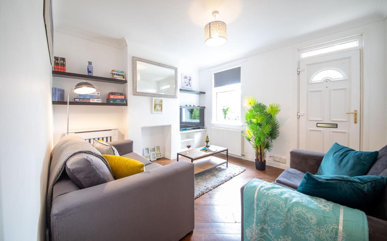 Bright 3 Bedroom Townhouse Near Centre *