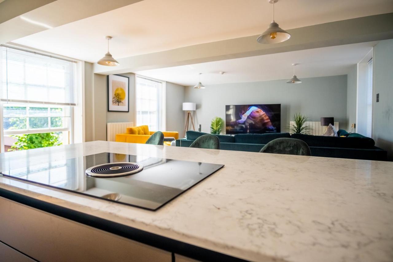 Apartment Luxury 3 Bed Penthouse With Off Street Parking *
