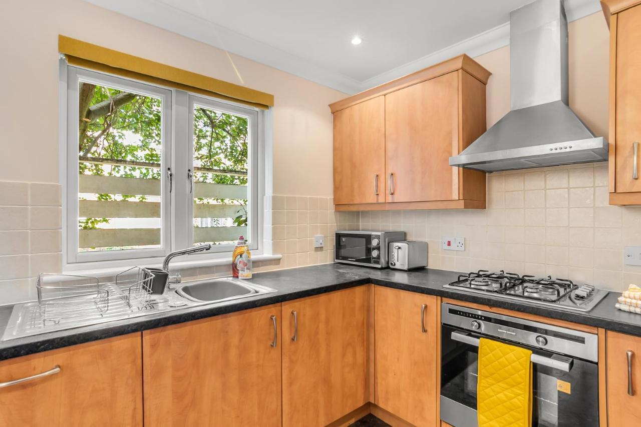 2br Grove Rest Full Kitchen Free Parking