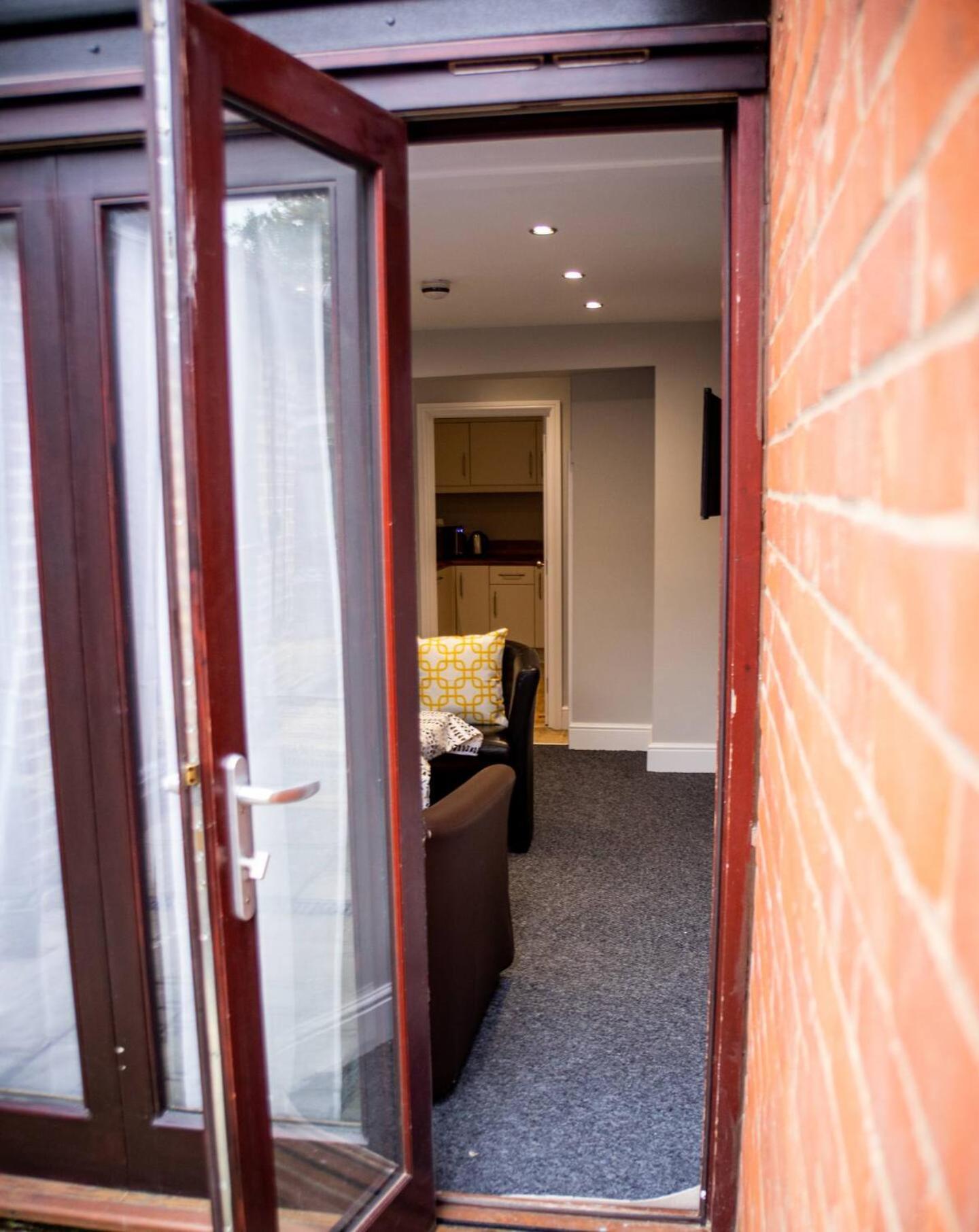 Center Ground Floor Flat With Patio &parking Aparthotel *