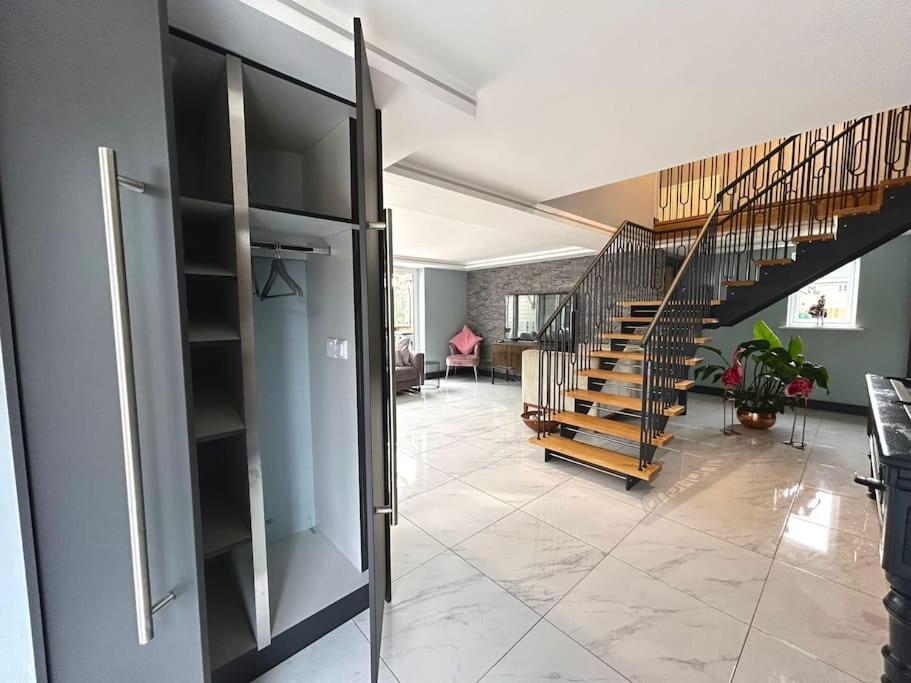 Moonsticks House - Exquisite Property, Sleeps 14 Holiday home *