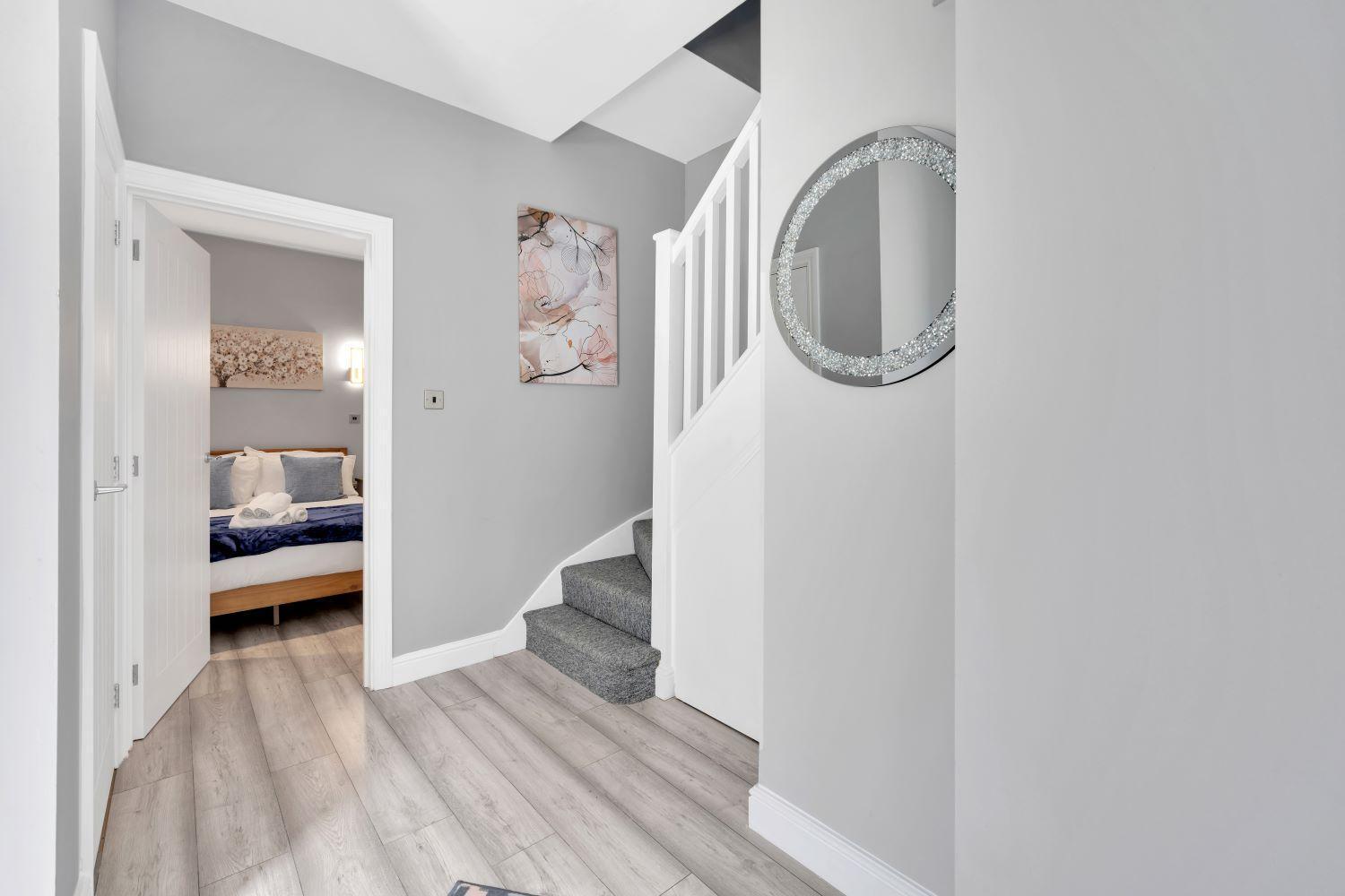 Holiday home 2 Bedroom -beautiful And Stylish Ensuite With Parking