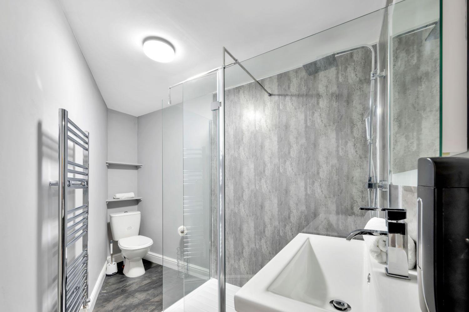 2 Bedroom -beautiful And Stylish Ensuite With Parking *