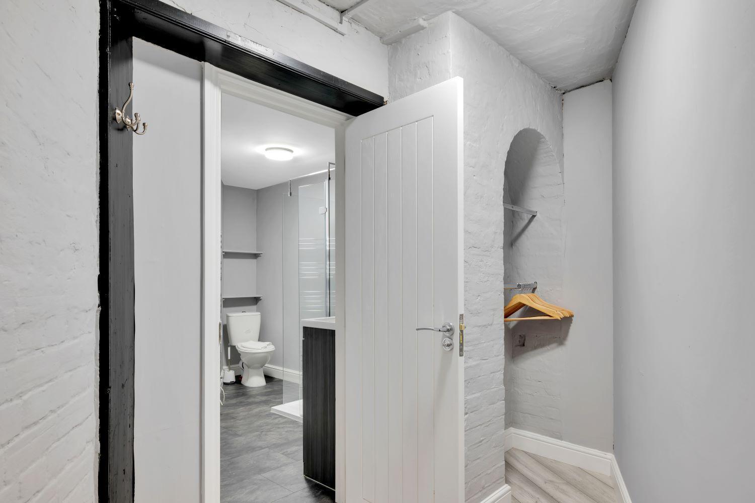 2 Bedroom -beautiful And Stylish Ensuite With Parking Holiday home