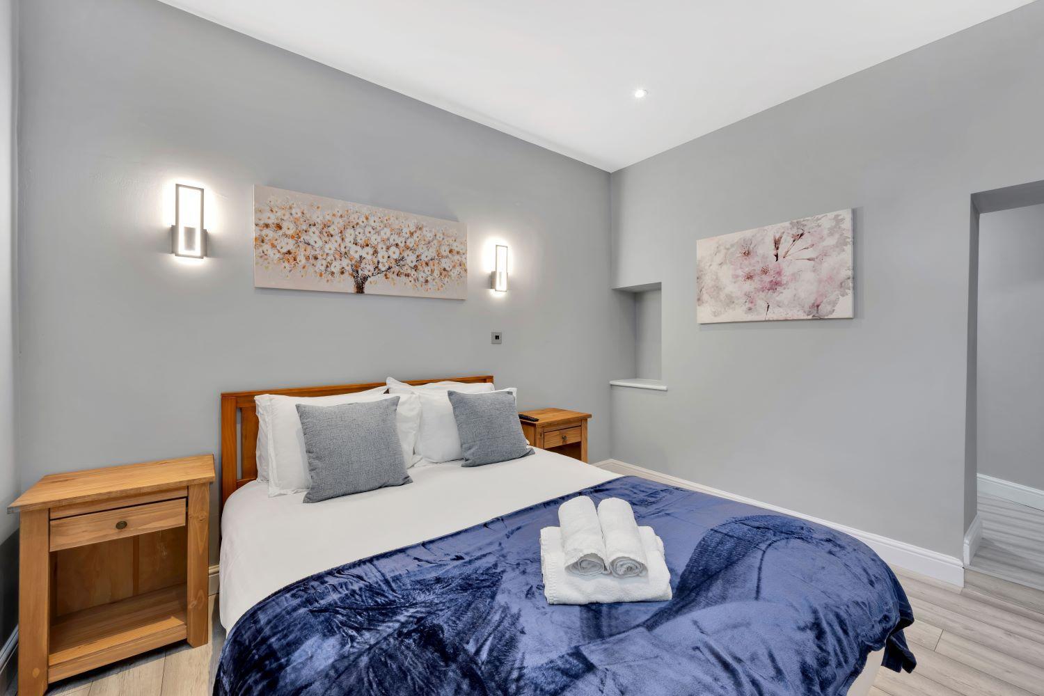 Holiday home 2 Bedroom -beautiful And Stylish Ensuite With Parking