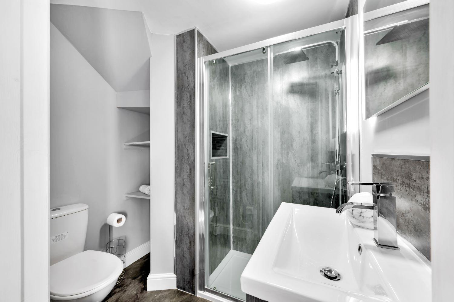 Holiday home 2 Bedroom -beautiful And Stylish Ensuite With Parking *