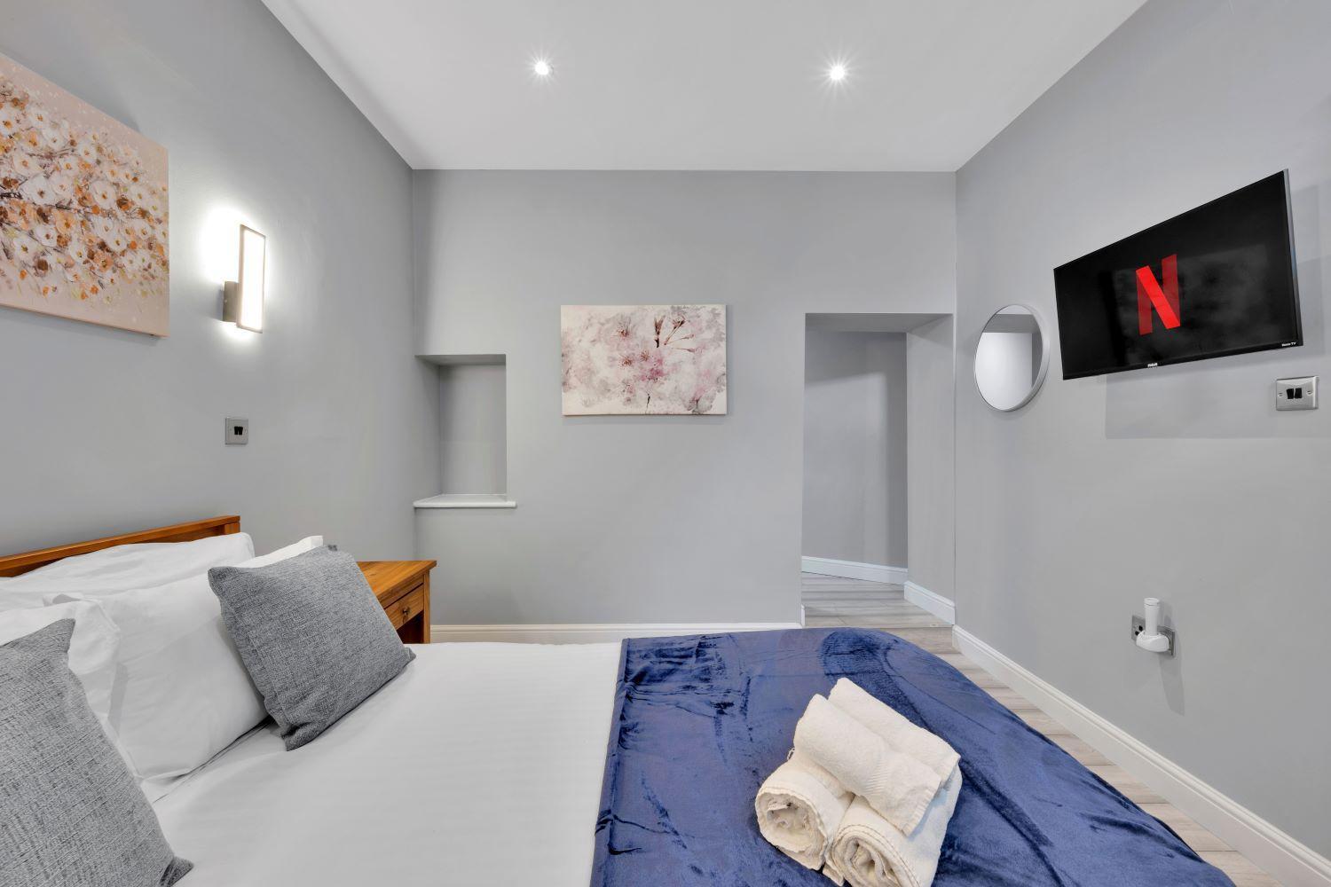2 Bedroom -beautiful And Stylish Ensuite With Parking Holiday home