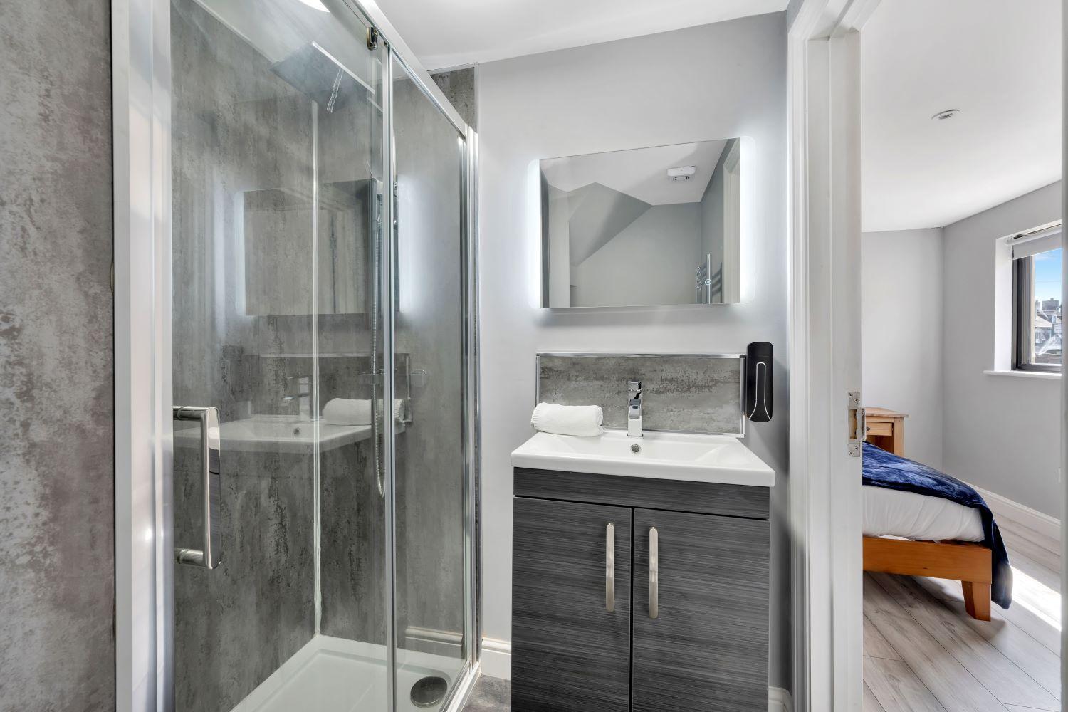 Holiday home 2 Bedroom -beautiful And Stylish Ensuite With Parking *