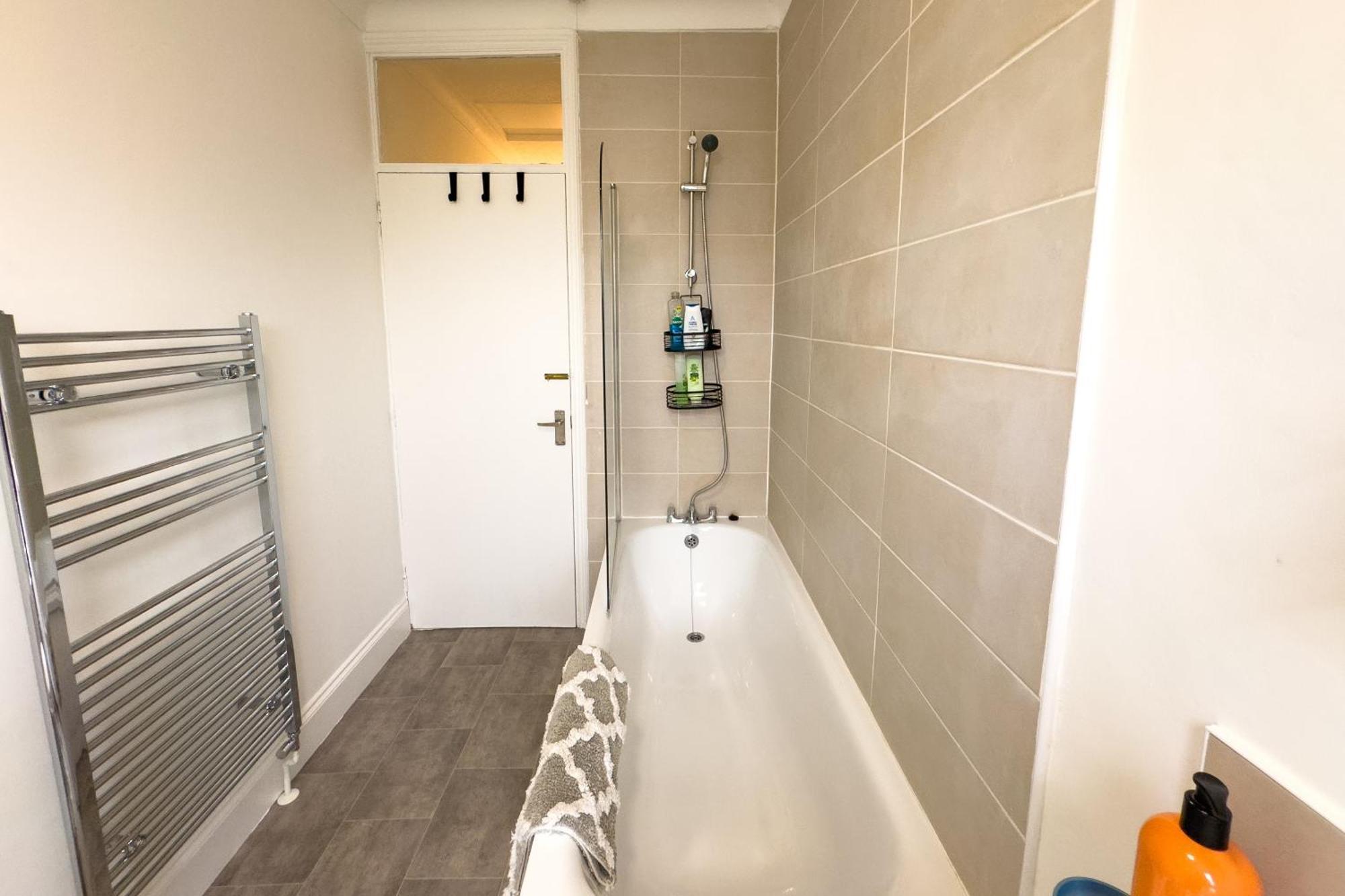 Amorly House - Sleeps 8 Free Permit Parking Big Spacious With Games *