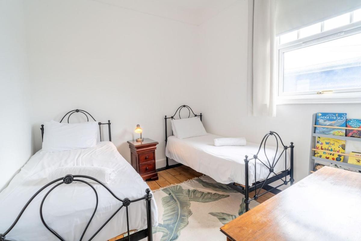 Swift Host - 4 Bedrooms - Beautiful Period - Parking - Garden Casa de férias