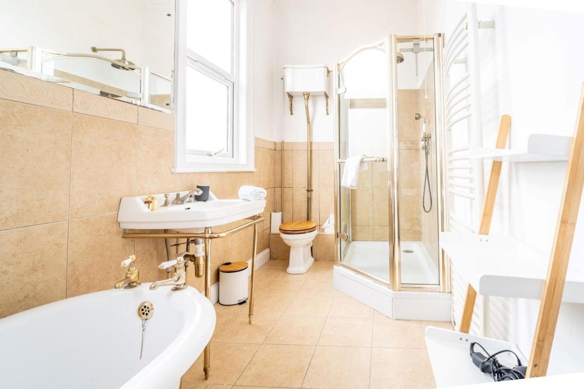 Swift Host - 4 Bedrooms - Beautiful Period - Parking - Garden *