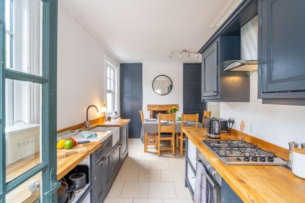 Swift Host - 4 Bedrooms - Beautiful Period - Parking - Garden *