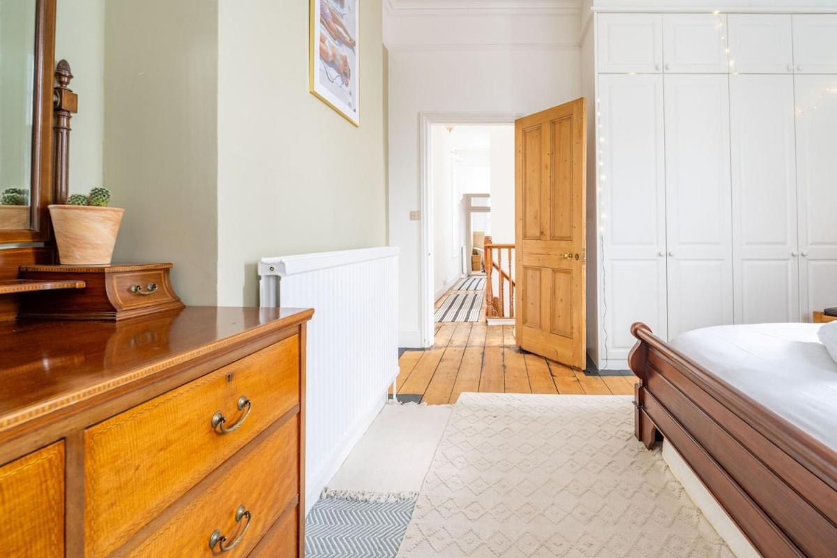 Swift Host - 4 Bedrooms - Beautiful Period - Parking - Garden Casa de férias