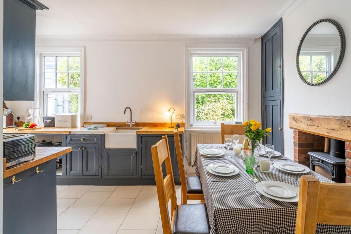 Casa de férias Swift Host - 4 Bedrooms - Beautiful Period - Parking - Garden *