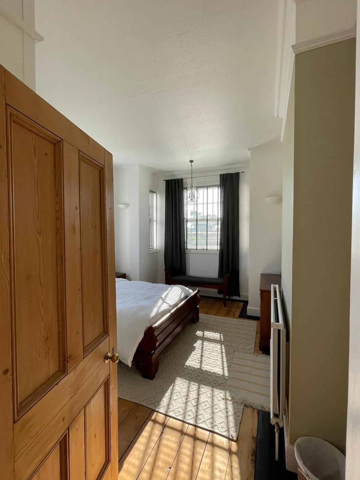 Swift Host - 4 Bedrooms - Beautiful Period - Parking - Garden Casa de férias *