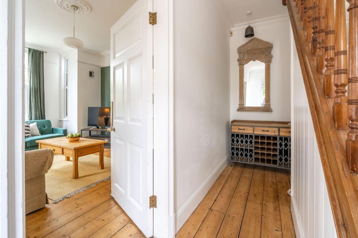 Casa de férias Swift Host - 4 Bedrooms - Beautiful Period - Parking - Garden *