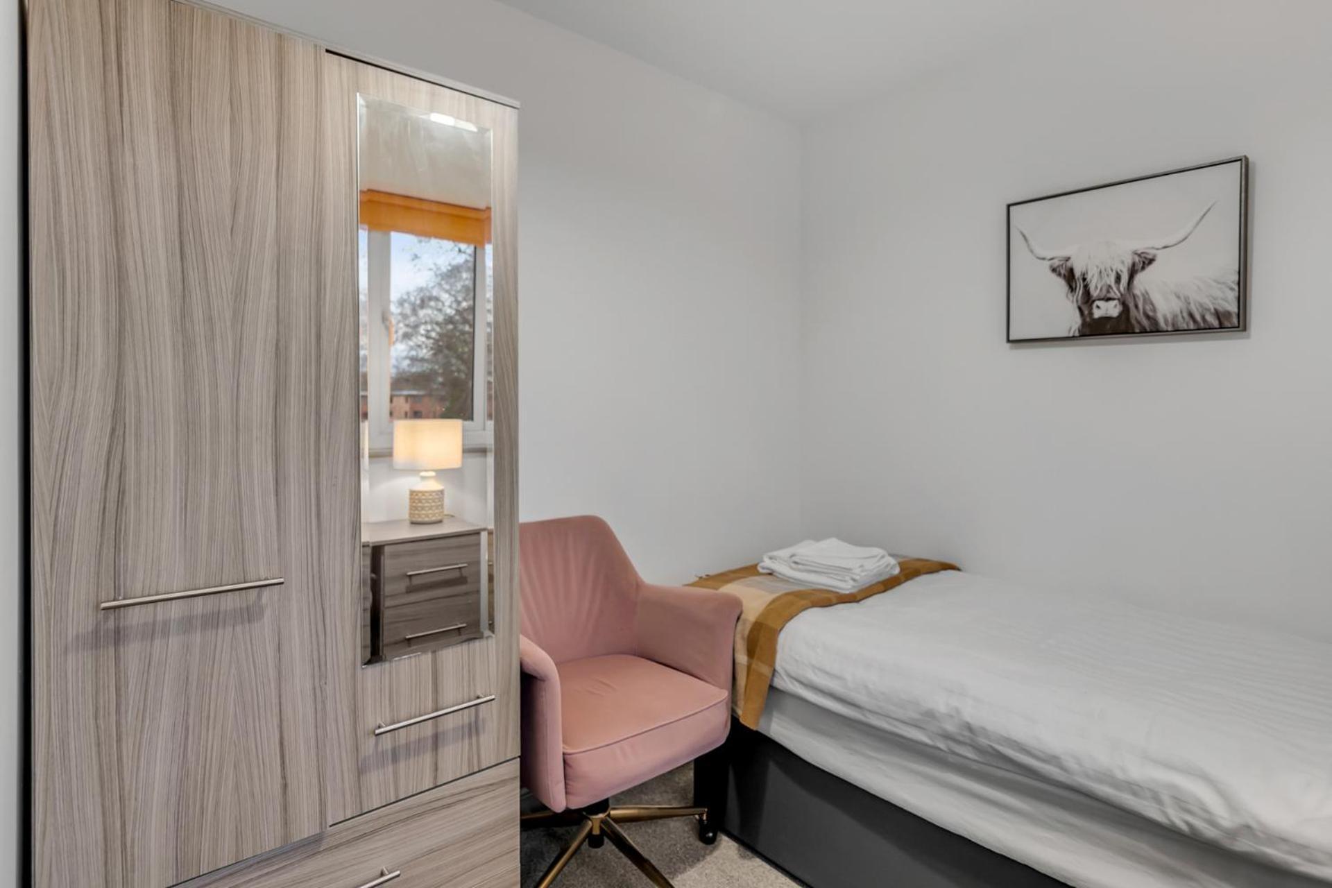 7 Bed House Pitchford Road Holiday home *